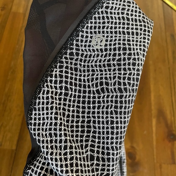 Lululemon black and white ruched back leggings size 6 - Picture 11 of 11